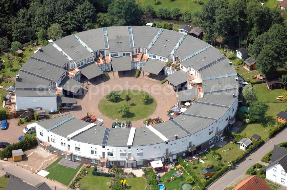 Aerial image Dessau-Roßlau / OT Meinsdorf - Blick auf die Wohnanlage Rundling in Meinsdorf. Meinsdorf ist ein Stadtteil von Dessau-Roßlau in Sachsen-Anhalt. Die Stadt ist bei der Kreisreform am 1. Juli 2007 aus Dessau und Roßlau (Elbe) entstanden. Der Rundling entstand Anfang der Neunziger Jahre im Zuge des Projektes Europadorf - bauen und wohnen in Europa. Der Rundling liegt kreisförmig am Jeanne-d'Arc-Ring, der innere Bereich misst eine Breite von ca. 30 m. Die Häuser ähneln einem Kuchenstück und flachen zum Inneren hin ca. 1 m ab. Kontakt: Stadt Dessau-Roßlau, Der Oberbürgermeister, Redaktionsteam, Pressestelle, Zerbster Str. 4, 06844 Dessau-Roßlau, 0340/2042113