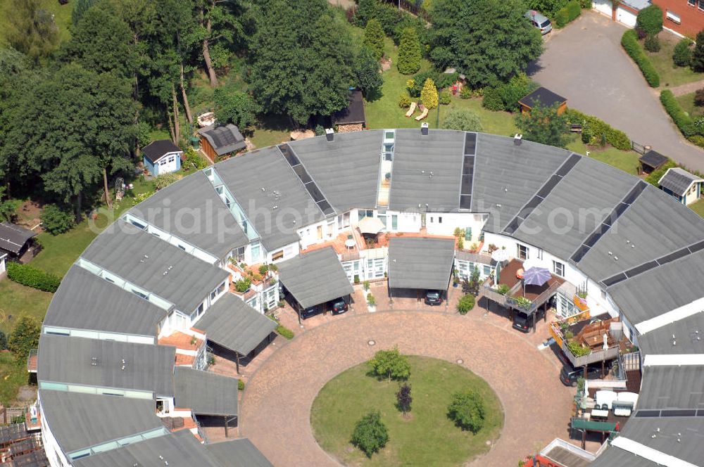 Aerial photograph Dessau-Roßlau / OT Meinsdorf - Blick auf die Wohnanlage Rundling in Meinsdorf. Meinsdorf ist ein Stadtteil von Dessau-Roßlau in Sachsen-Anhalt. Die Stadt ist bei der Kreisreform am 1. Juli 2007 aus Dessau und Roßlau (Elbe) entstanden. Der Rundling entstand Anfang der Neunziger Jahre im Zuge des Projektes Europadorf - bauen und wohnen in Europa. Der Rundling liegt kreisförmig am Jeanne-d'Arc-Ring, der innere Bereich misst eine Breite von ca. 30 m. Die Häuser ähneln einem Kuchenstück und flachen zum Inneren hin ca. 1 m ab. Kontakt: Stadt Dessau-Roßlau, Der Oberbürgermeister, Redaktionsteam, Pressestelle, Zerbster Str. 4, 06844 Dessau-Roßlau, 0340/2042113