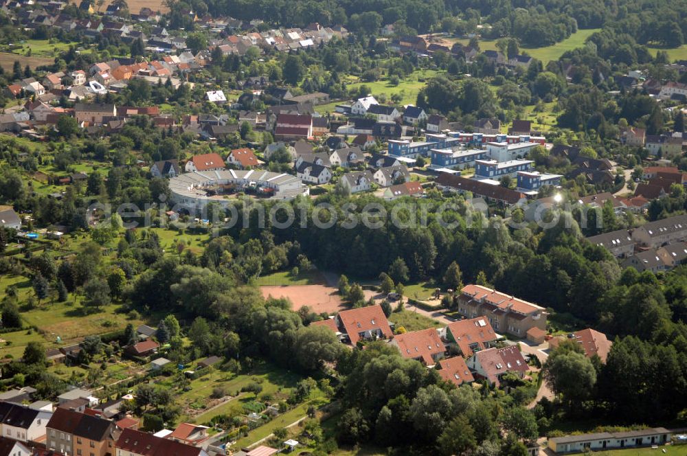 Dessau-Roßlau from the bird's eye view: Blick auf Meinsdorf mit dem Rundling-rls. Auf dem ehemaligen Dorfanger von Meinsdorf, Ortsteil von Dessau-Roßlau, wurde nach einem Architekturwettbewerb von 1993 bis 1996 das Europadorf nach Plänen von Architekturbüros aus Deutschland, den Niederlanden, Österreich, Ungarn, Finnland und Frankreich errichtet. Der Wettbewerb sollte preiswertes Bauen in Europa zeigen, was für Irritationen und Verstimmung sorgte, da die Objekte dann doch nicht sehr preiswert waren. Besonders auffällig sind der österreichische Beitrag und der Rundling in Anlehnung an Bauhausarchitektur. Kontakt rundling-rls: Ansprechpartner Frank Schöbel, scheobel@scicom.de,