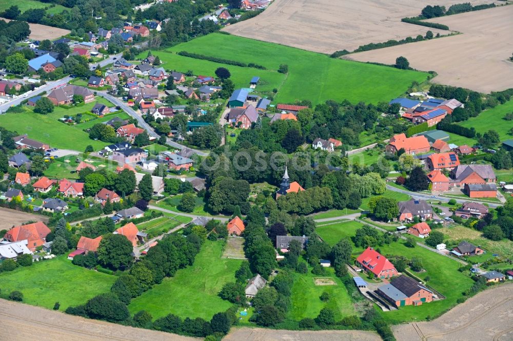 Aerial photograph Brunstorf - Village view with radiating round - shaped farmsteads and residential buildings in the center of the village in Brunstorf in the state Schleswig-Holstein, Germany