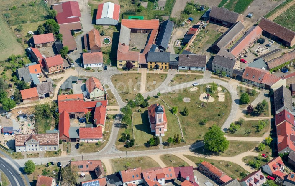 Reesdorf from above - Village view with radiating round - shaped farmsteads and residential buildings in the center of the village in Reesdorf in the state Brandenburg, Germany