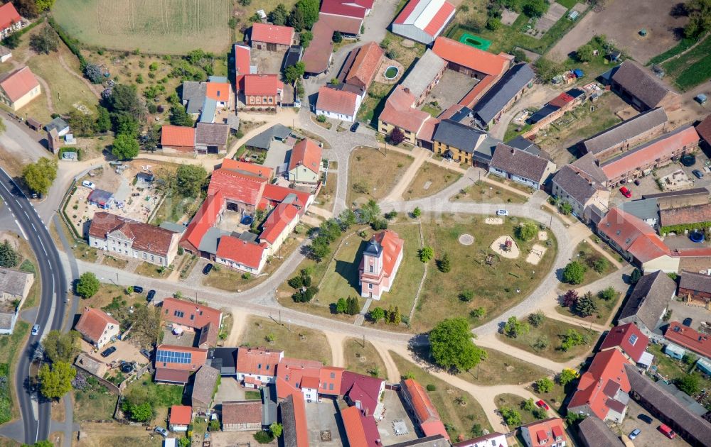 Aerial photograph Reesdorf - Village view with radiating round - shaped farmsteads and residential buildings in the center of the village in Reesdorf in the state Brandenburg, Germany