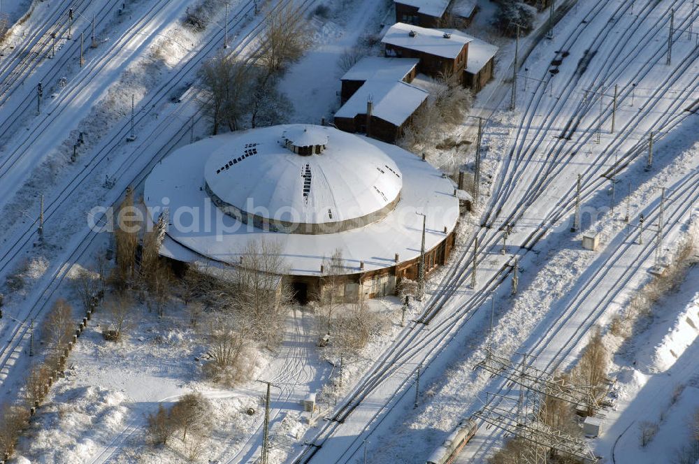 Aerial image Berlin - Blick auf den winterlich verschneiten Rundlokschuppen an der Zobtener Straße in Berlin-Rummelsburg