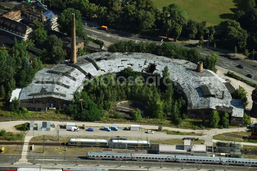 Aerial image Leipzig - Trackage and rail routes on the roundhouse ruins - locomotive hall of the railway operations work in Leipzig in the state Saxony