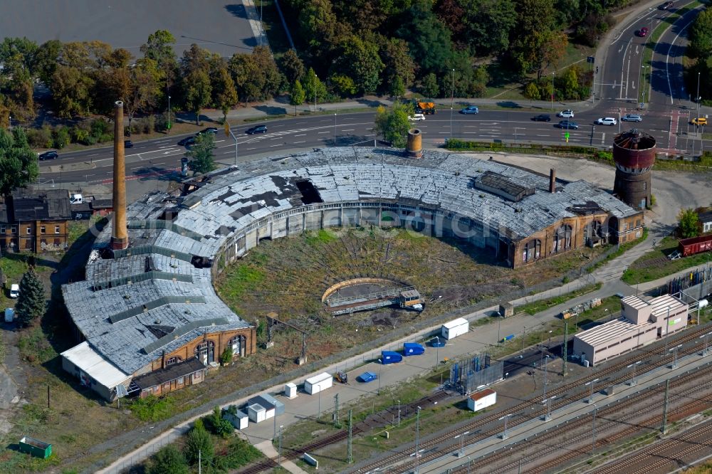 Aerial photograph Leipzig - Trackage and rail routes on the roundhouse ruins - locomotive hall of the railway operations work in Leipzig in the state Saxony