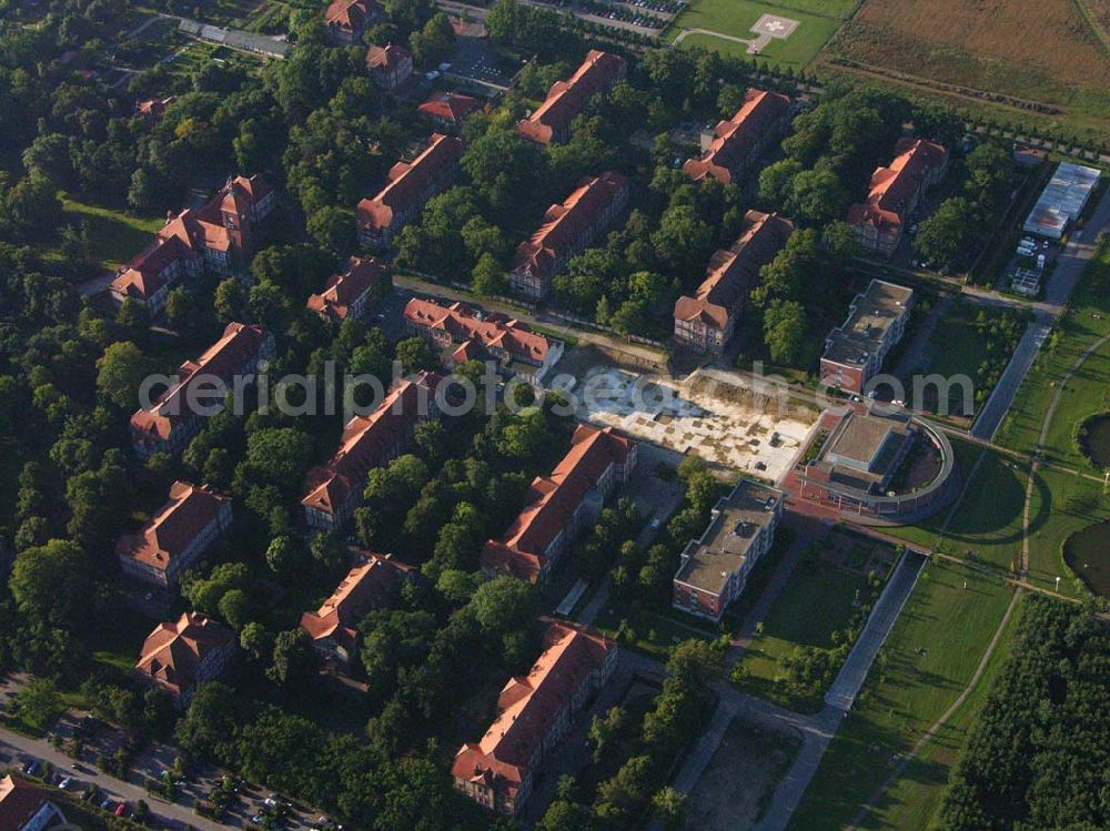 Neuruppin (Brandenburg) from the bird's eye view: Blick auf die Neubauten der Häuser U, V und W des Ruppiner Klinikums, in denen eine Klinik für Strahlentherapie und eine Psychiatrischen Tagesklinik untergebracht ist. Der Bereich vor den Neubauten, der sogenannte 2. Bauabschnitt, ist für ein Operatives Zentrum (Aufnamestation) in Planung. Ruppiner Kliniken GmbH, Fehrbelliner Straße 38, D-16816 Neuruppin, Telefon: (0 33 91) 39-0, Telefax: (0 33 91) 39 10 09, http://