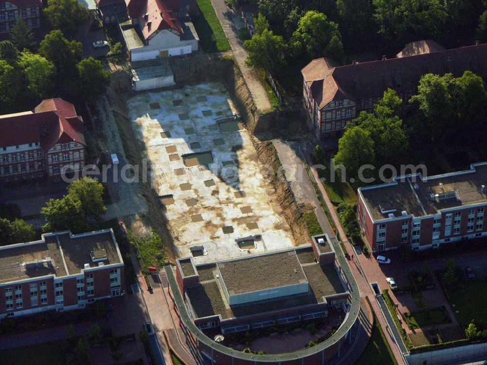 Aerial photograph Neuruppin (Brandenburg) - Blick auf die Neubauten der Häuser U, V und W des Ruppiner Klinikums, in denen eine Klinik für Strahlentherapie und eine Psychiatrischen Tagesklinik untergebracht ist. Der Bereich vor den Neubauten, der sogenannte 2. Bauabschnitt, ist für ein Operatives Zentrum (Aufnamestation) in Planung. Ruppiner Kliniken GmbH, Fehrbelliner Straße 38, D-16816 Neuruppin, Telefon: (0 33 91) 39-0, Telefax: (0 33 91) 39 10 09, http://