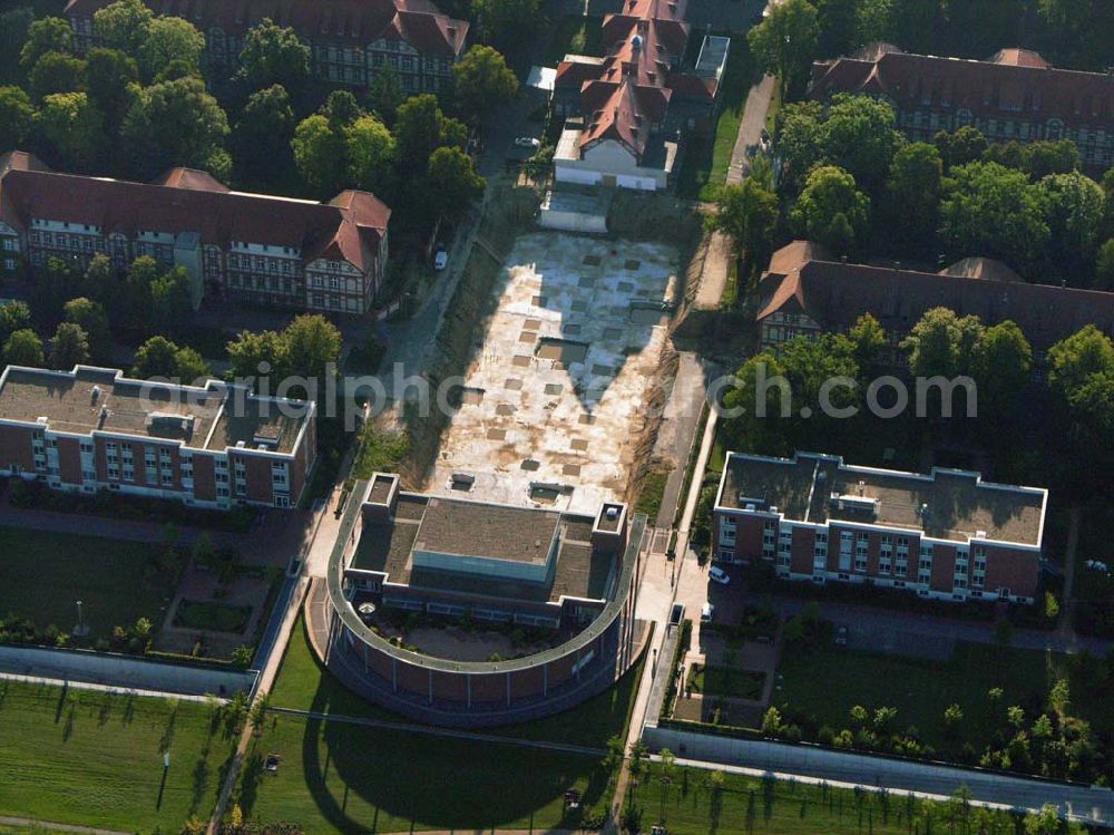 Neuruppin (Brandenburg) from above - Blick auf die Neubauten der Häuser U, V und W des Ruppiner Klinikums, in denen eine Klinik für Strahlentherapie und eine Psychiatrischen Tagesklinik untergebracht ist. Der Bereich vor den Neubauten, der sogenannte 2. Bauabschnitt, ist für ein Operatives Zentrum (Aufnamestation) in Planung. Ruppiner Kliniken GmbH, Fehrbelliner Straße 38, D-16816 Neuruppin, Telefon: (0 33 91) 39-0, Telefax: (0 33 91) 39 10 09, http://