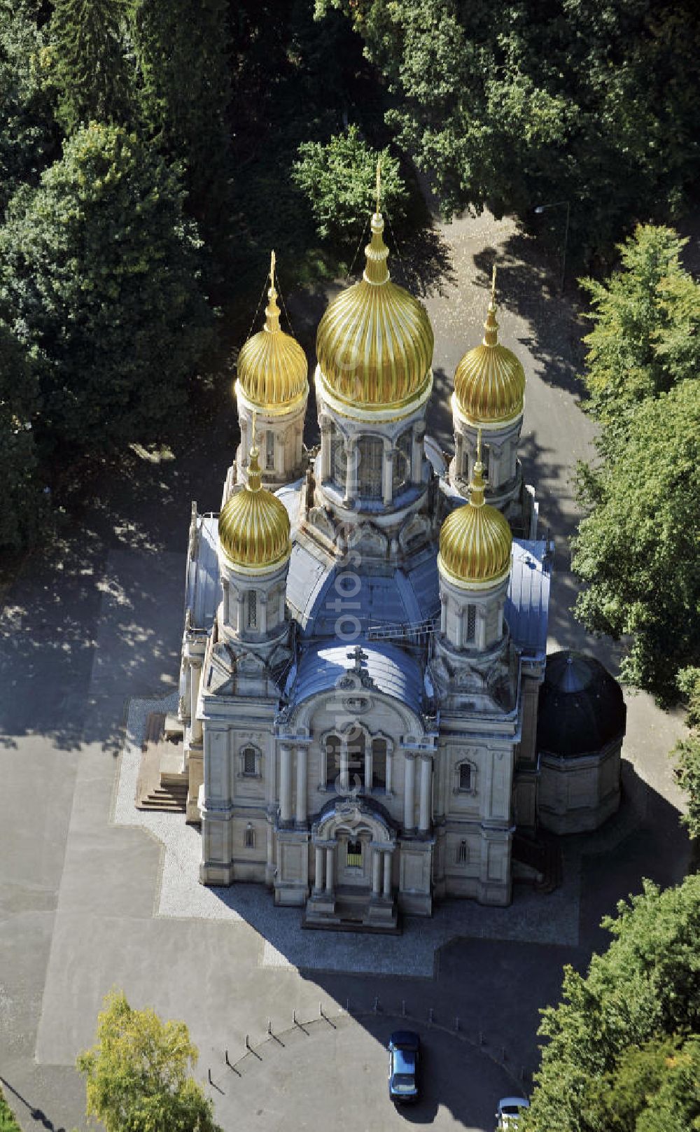 Aerial image Wiesbaden - Die Russisch-Orthodoxe Kirche der heiligen Elisabeth auf dem Neroberg. Die Kirche in Wiesbaden wurde 1847 bis 1855 anlässlich des Todes der Großfürstin von Russland und Herzogin von Nassau erbaut. The Russian Orthodox Church of St. Elizabeth on the Neroberg. The church in Wiesbaden was built from 1847 to 1855 on the occasion of death of the Grand Duchess of Russia and Duchess of Nassau.