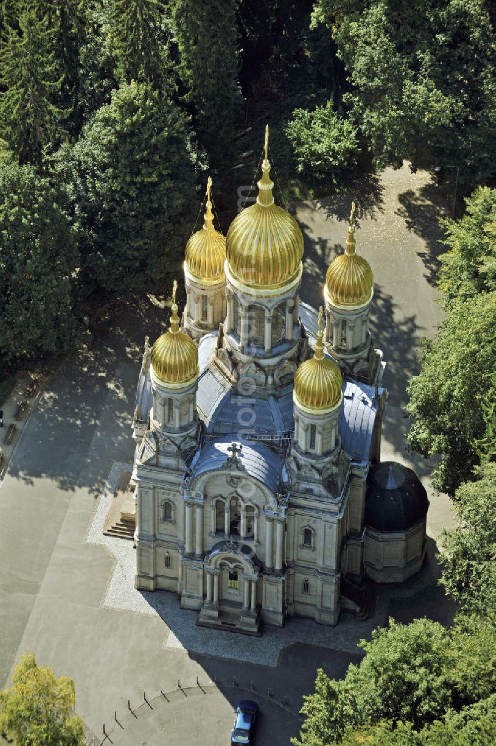 Aerial photograph Wiesbaden - Die Russisch-Orthodoxe Kirche der heiligen Elisabeth auf dem Neroberg. Die Kirche in Wiesbaden wurde 1847 bis 1855 anlässlich des Todes der Großfürstin von Russland und Herzogin von Nassau erbaut. The Russian Orthodox Church of St. Elizabeth on the Neroberg. The church in Wiesbaden was built from 1847 to 1855 on the occasion of death of the Grand Duchess of Russia and Duchess of Nassau.