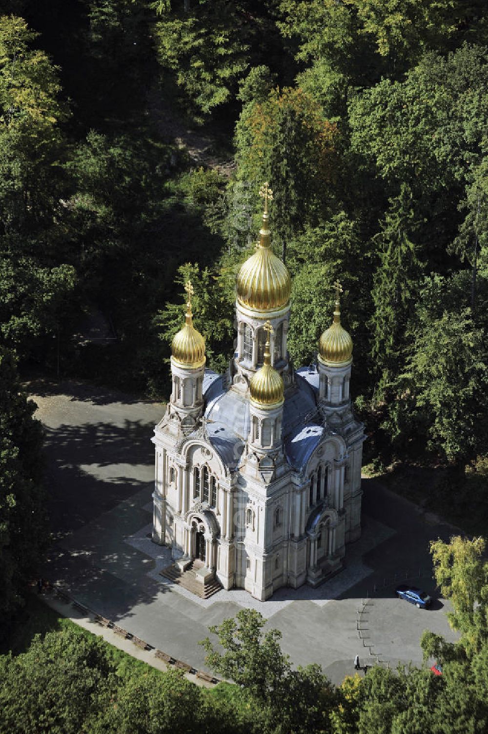 Wiesbaden from the bird's eye view: Die Russisch-Orthodoxe Kirche der heiligen Elisabeth auf dem Neroberg. Die Kirche in Wiesbaden wurde 1847 bis 1855 anlässlich des Todes der Großfürstin von Russland und Herzogin von Nassau erbaut. The Russian Orthodox Church of St. Elizabeth on the Neroberg. The church in Wiesbaden was built from 1847 to 1855 on the occasion of death of the Grand Duchess of Russia and Duchess of Nassau.