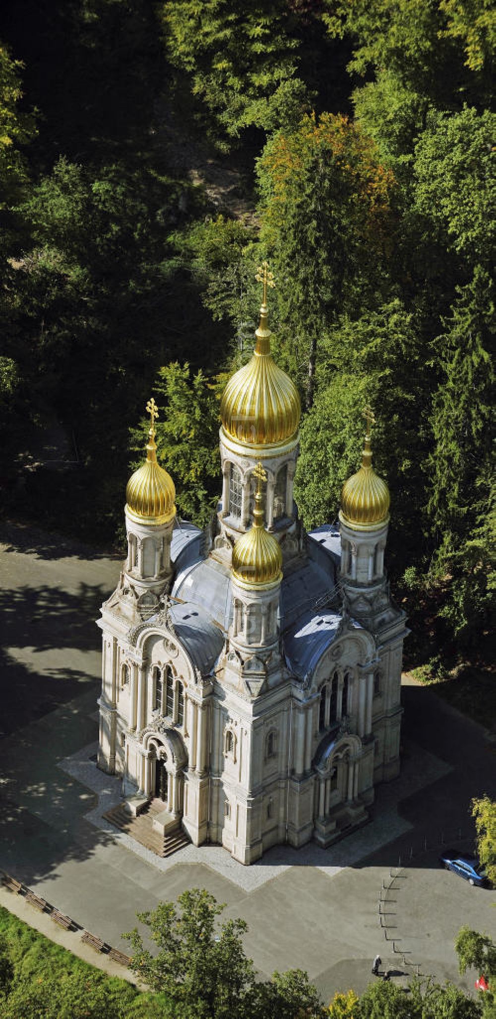 Aerial image Wiesbaden - Die Russisch-Orthodoxe Kirche der heiligen Elisabeth auf dem Neroberg. Die Kirche in Wiesbaden wurde 1847 bis 1855 anlässlich des Todes der Großfürstin von Russland und Herzogin von Nassau erbaut. The Russian Orthodox Church of St. Elizabeth on the Neroberg. The church in Wiesbaden was built from 1847 to 1855 on the occasion of death of the Grand Duchess of Russia and Duchess of Nassau.