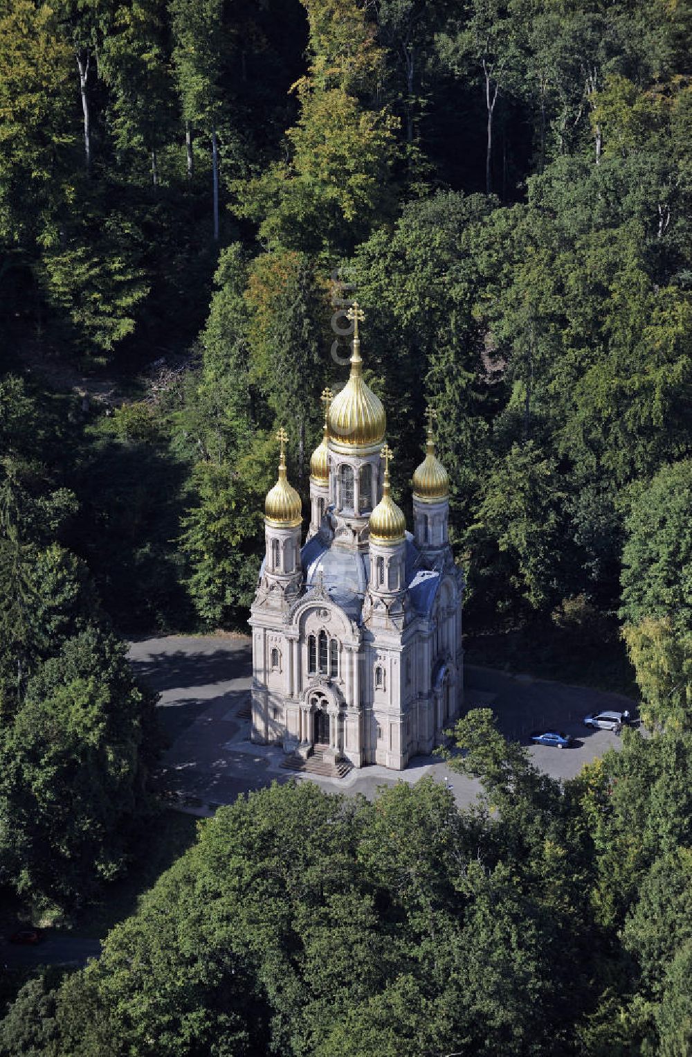 Aerial photograph Wiesbaden - Die Russisch-Orthodoxe Kirche der heiligen Elisabeth auf dem Neroberg. Die Kirche in Wiesbaden wurde 1847 bis 1855 anlässlich des Todes der Großfürstin von Russland und Herzogin von Nassau erbaut. The Russian Orthodox Church of St. Elizabeth on the Neroberg. The church in Wiesbaden was built from 1847 to 1855 on the occasion of death of the Grand Duchess of Russia and Duchess of Nassau.