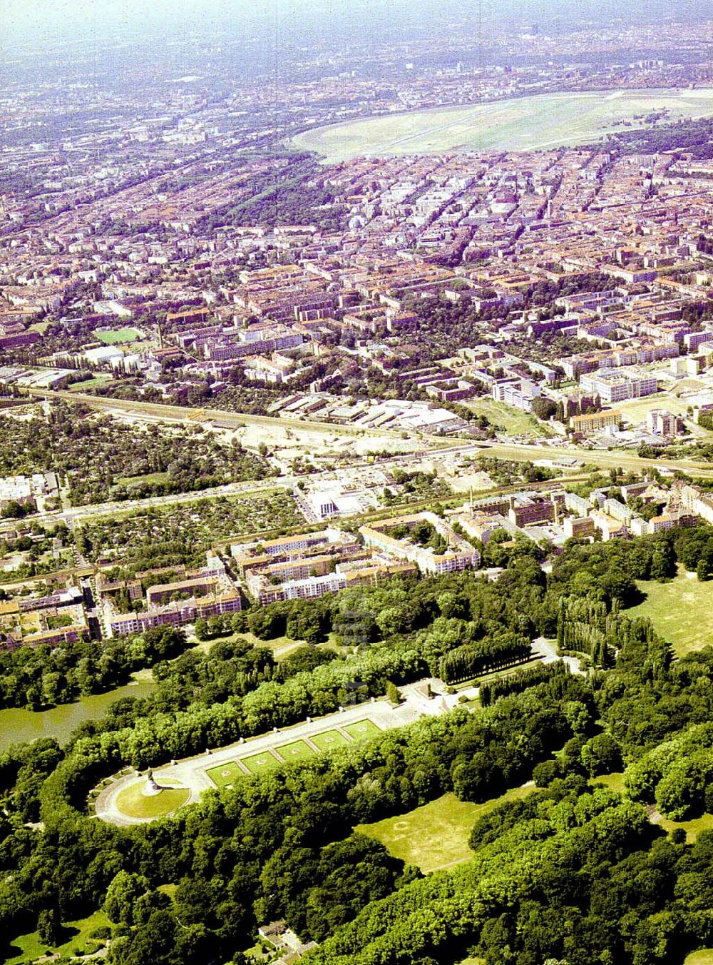 Berlin - Treptow from the bird's eye view: Russisches Ehrenmal in Berlin-Treptow.