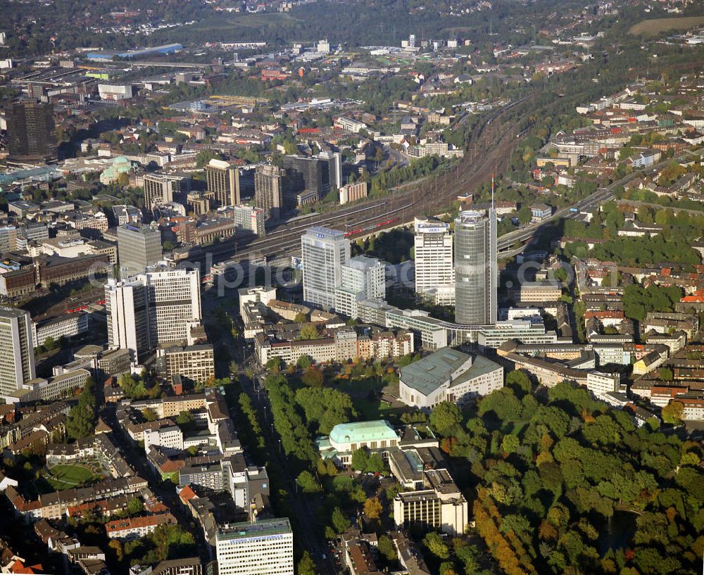 Aerial image Essen - Blick auf die RWE-Konzernzentrale in Essen. Der RWE-Turm bildet mit 120 m Höhe und 500 Arbeitsplätzen die Zentrale des Energieversorgers RWE. Das Hochhaus ist ökologische orientiert konzipiert und gewinnt natürliche Energie aus Tageslicht und Sonnenwärme. View of the RWE headquarters in Essen at night. The RWE Tower is with 120 meters and up to 500 workplaces the headquarter of the energy supplier RWE. The tower is designed ecological and gains energy from natural daylight and solar heat.