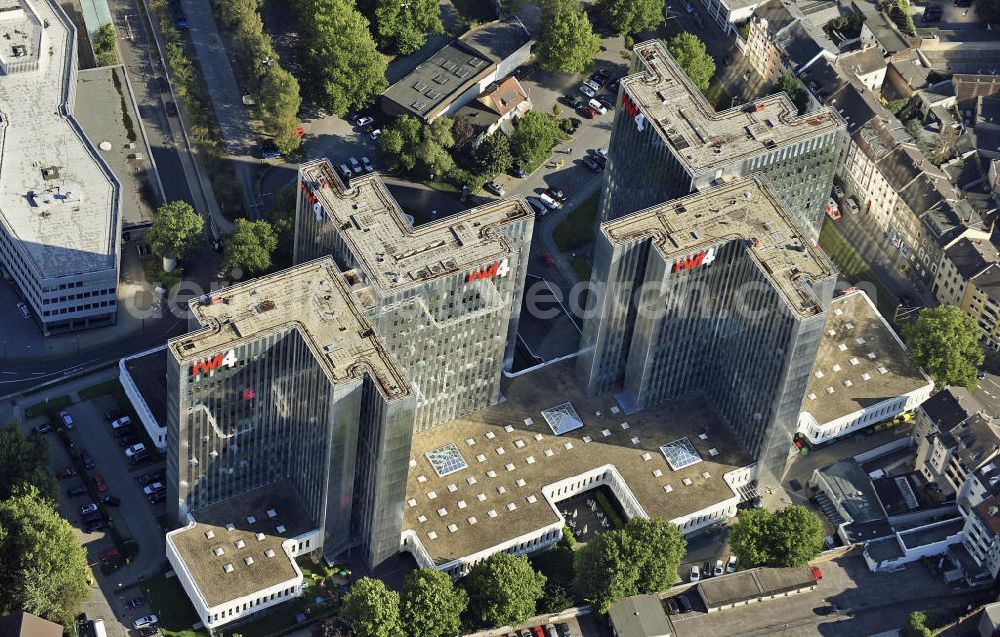 Düsseldorf from above - Der RWI4-Hochhauskomplex im Düsseldorfer Regierungsviertel. Die vier Bürotürme wurden 1974 errichtet. The RWI4 high-rise complex in Dusseldorf's government district. The four office towers were built in 1974.