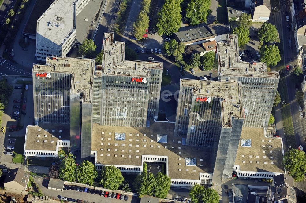 Düsseldorf from the bird's eye view: Der RWI4-Hochhauskomplex im Düsseldorfer Regierungsviertel. Die vier Bürotürme wurden 1974 errichtet. The RWI4 high-rise complex in Dusseldorf's government district. The four office towers were built in 1974.