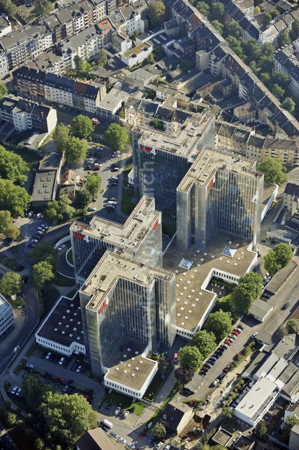 Aerial photograph Düsseldorf - Der RWI4-Hochhauskomplex im Düsseldorfer Regierungsviertel. Die vier Bürotürme wurden 1974 errichtet. The RWI4 high-rise complex in Dusseldorf's government district. The four office towers were built in 1974.