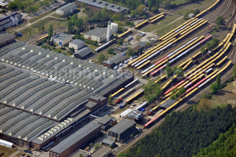 Berlin-Schöneweide from the bird's eye view: Blick auf das Gelände der Hauptwerkstatt Berlin-Schöneweide (Hw Sw) der Berliner S-Bahn. Das Werk fungierte früher als Reichsbahnausbesserungswerk Berlin-Schöneweide (kurz: Raw Berlin-Schöneweide) und war ein Ausbesserungswerk zur Fahrzeugerhaltung des Wagenparkes der Berliner S-Bahn sowie der U- und Straßenbahnzüge der Stadt. Seit der Überführung der Deutschen Reichsbahn in die Deutsche Bahn trägt es die Bezeichnung Hauptwerkstatt Berlin-Schöneweide (Hw Sw). Site of the main workshop of the Berlin S-Bahn in Berlin-Schöneweide.