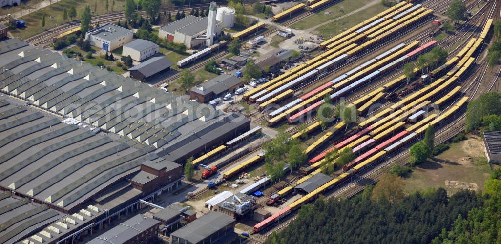 Aerial image Berlin-Schöneweide - Blick auf das Gelände der Hauptwerkstatt Berlin-Schöneweide (Hw Sw) der Berliner S-Bahn. Das Werk fungierte früher als Reichsbahnausbesserungswerk Berlin-Schöneweide (kurz: Raw Berlin-Schöneweide) und war ein Ausbesserungswerk zur Fahrzeugerhaltung des Wagenparkes der Berliner S-Bahn sowie der U- und Straßenbahnzüge der Stadt. Seit der Überführung der Deutschen Reichsbahn in die Deutsche Bahn trägt es die Bezeichnung Hauptwerkstatt Berlin-Schöneweide (Hw Sw). Site of the main workshop of the Berlin S-Bahn in Berlin-Schöneweide.