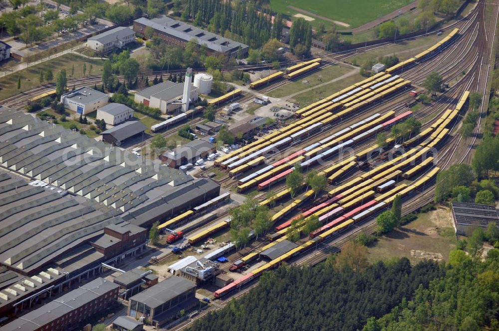 Aerial photograph Berlin-Schöneweide - Blick auf das Gelände der Hauptwerkstatt Berlin-Schöneweide (Hw Sw) der Berliner S-Bahn. Das Werk fungierte früher als Reichsbahnausbesserungswerk Berlin-Schöneweide (kurz: Raw Berlin-Schöneweide) und war ein Ausbesserungswerk zur Fahrzeugerhaltung des Wagenparkes der Berliner S-Bahn sowie der U- und Straßenbahnzüge der Stadt. Seit der Überführung der Deutschen Reichsbahn in die Deutsche Bahn trägt es die Bezeichnung Hauptwerkstatt Berlin-Schöneweide (Hw Sw). Site of the main workshop of the Berlin S-Bahn in Berlin-Schöneweide.