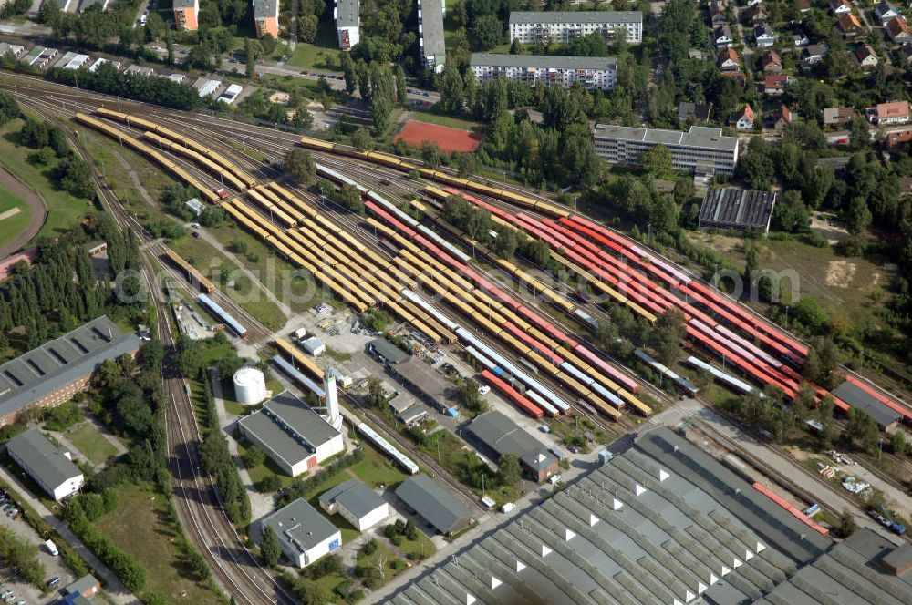 Berlin from the bird's eye view: Blick auf die überfüllten Abstellgleise vor den Reparaturhallen der S-Bahn-Hauptwerkstatt / Bahnbetriebswerk, auf Grund wiederholter Mängelfälle, in Berlin-Schöneweide. View of the overcrowded sidings with city trains in front of the engine terminal / facilities in Berlin-Niederschöneweide.