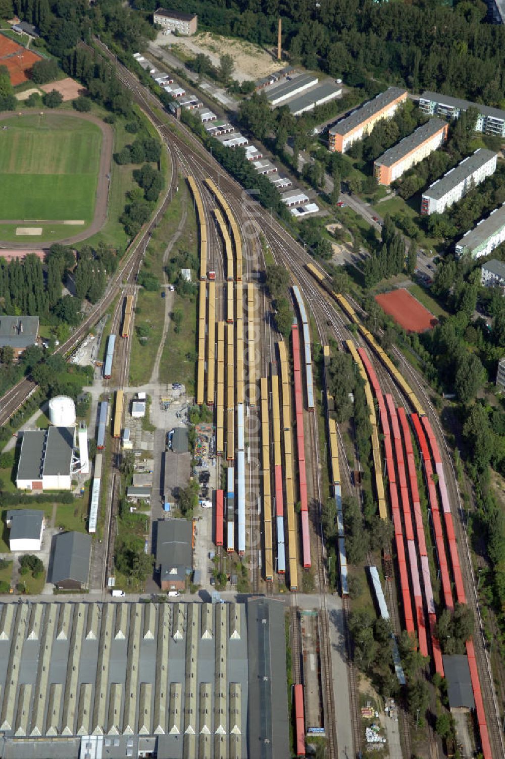 Aerial image Berlin - Blick auf die überfüllten Abstellgleise vor den Reparaturhallen der S-Bahn-Hauptwerkstatt / Bahnbetriebswerk, auf Grund wiederholter Mängelfälle, in Berlin-Schöneweide. View of the overcrowded sidings with city trains in front of the engine terminal / facilities in Berlin-Niederschöneweide.