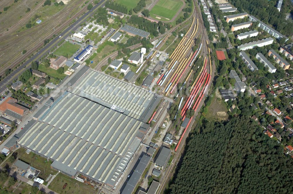 Aerial photograph Berlin - Blick auf die überfüllten Abstellgleise vor den Reparaturhallen der S-Bahn-Hauptwerkstatt / Bahnbetriebswerk, auf Grund wiederholter Mängelfälle, in Berlin-Schöneweide. View of the overcrowded sidings with city trains in front of the engine terminal / facilities in Berlin-Niederschöneweide.