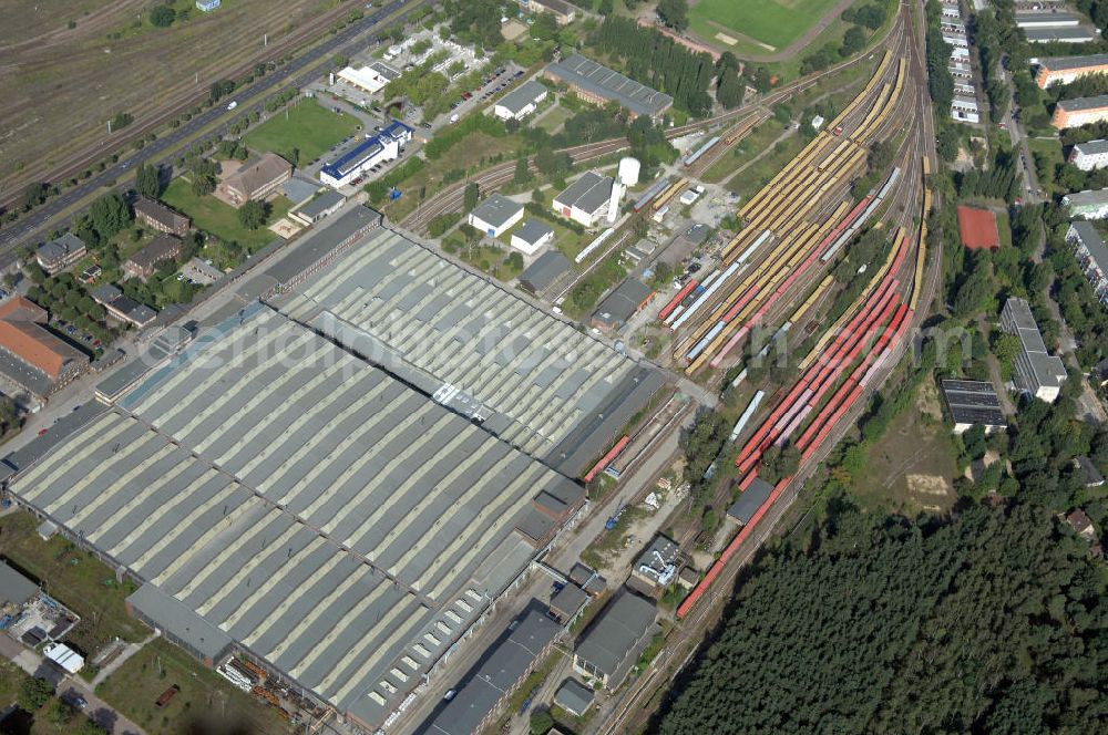 Berlin from above - Blick auf die überfüllten Abstellgleise vor den Reparaturhallen der S-Bahn-Hauptwerkstatt / Bahnbetriebswerk, auf Grund wiederholter Mängelfälle, in Berlin-Schöneweide. View of the overcrowded sidings with city trains in front of the engine terminal / facilities in Berlin-Niederschöneweide.