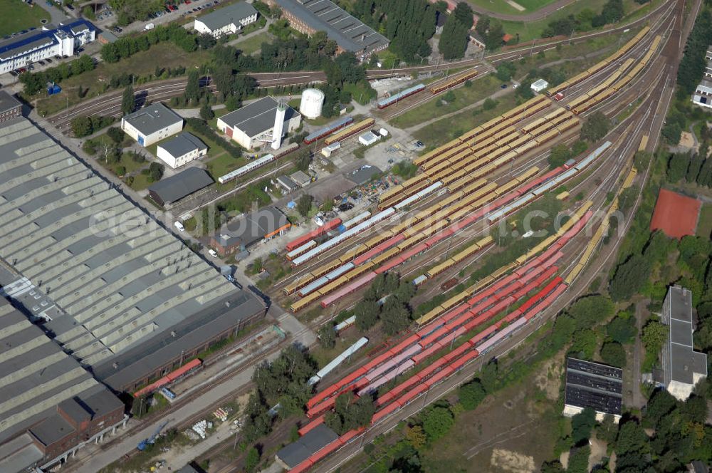 Berlin from the bird's eye view: Blick auf die überfüllten Abstellgleise vor den Reparaturhallen der S-Bahn-Hauptwerkstatt / Bahnbetriebswerk, auf Grund wiederholter Mängelfälle, in Berlin-Schöneweide. View of the overcrowded sidings with city trains in front of the engine terminal / facilities in Berlin-Niederschöneweide.