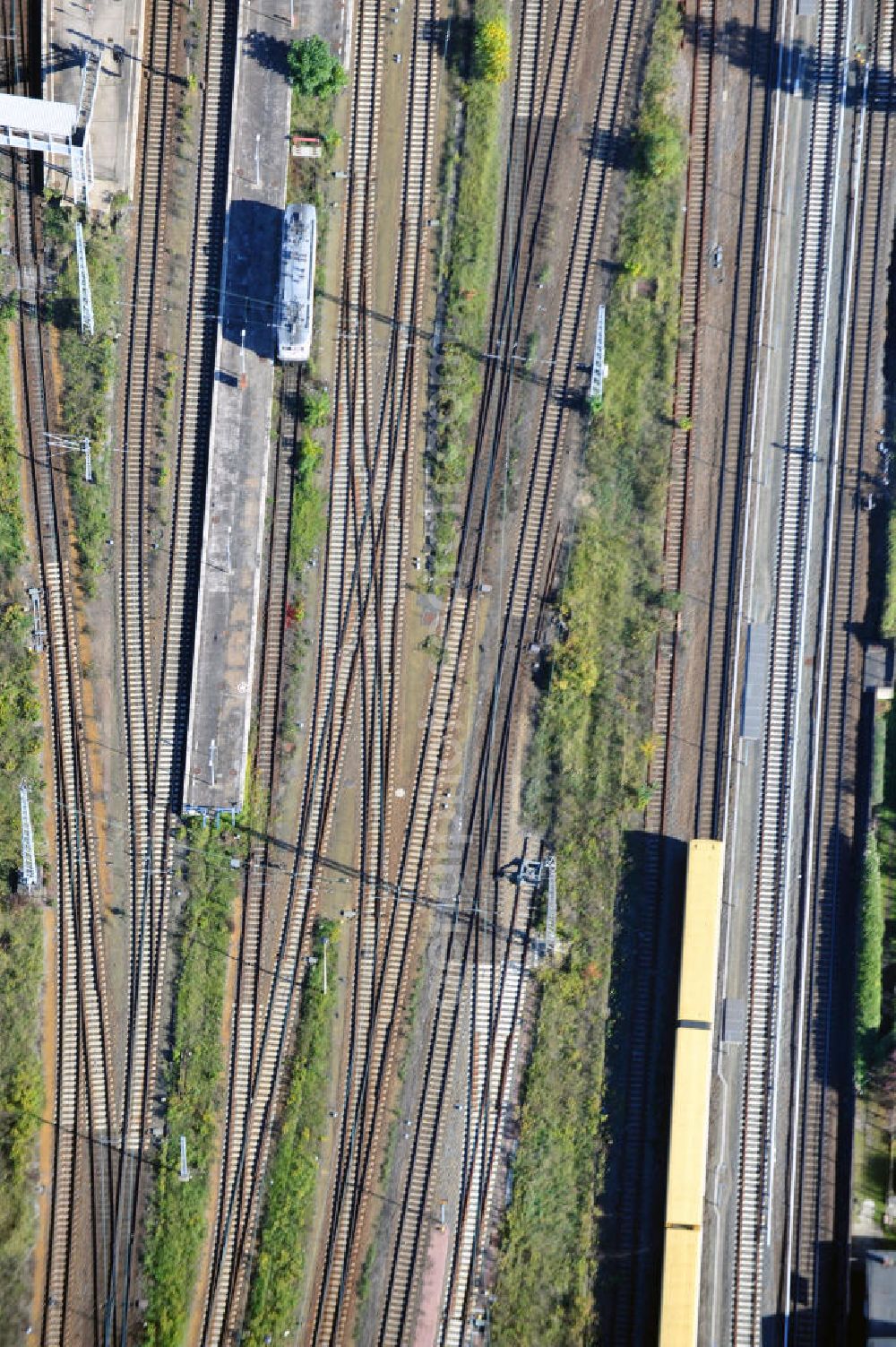 Aerial image Berlin - Sicht auf die S-Bahn Schienen auf der Strecke zwischen S-Bahnhof Nöldnerplatz und dem S-Bahnhof Berlin- Lichtenberg.View to city train rails on the line between the stations Nöldnerplatz and Berlin-Lichtenberg.