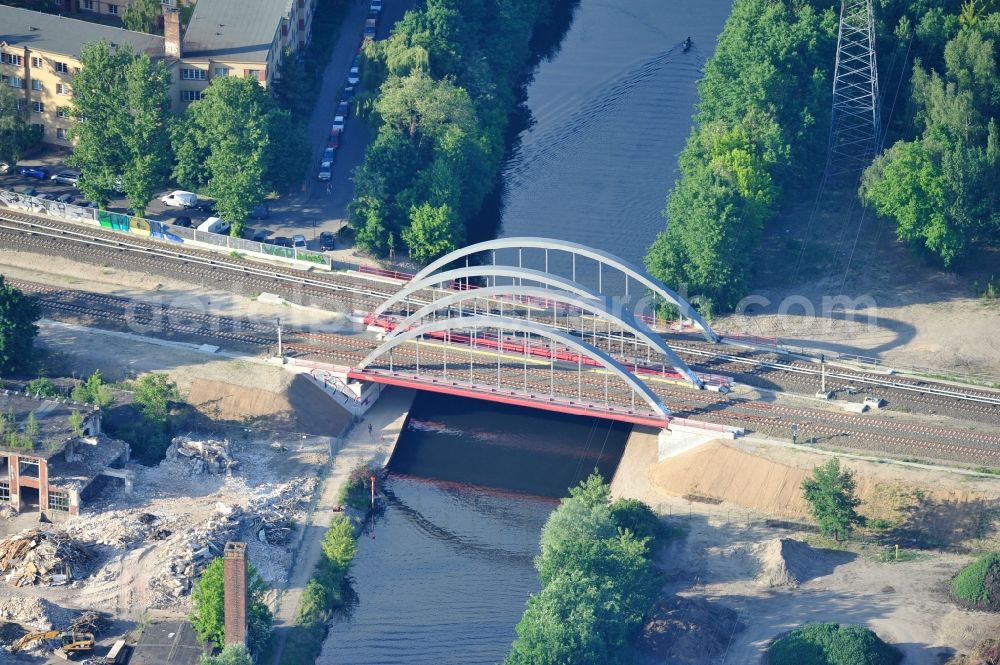 Aerial photograph Berlin - View the canal bridge of the city railway station Berlin - Baumschulenweg