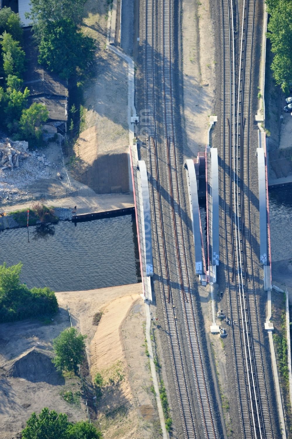 Aerial image Berlin - View the canal bridge of the city railway station Berlin - Baumschulenweg