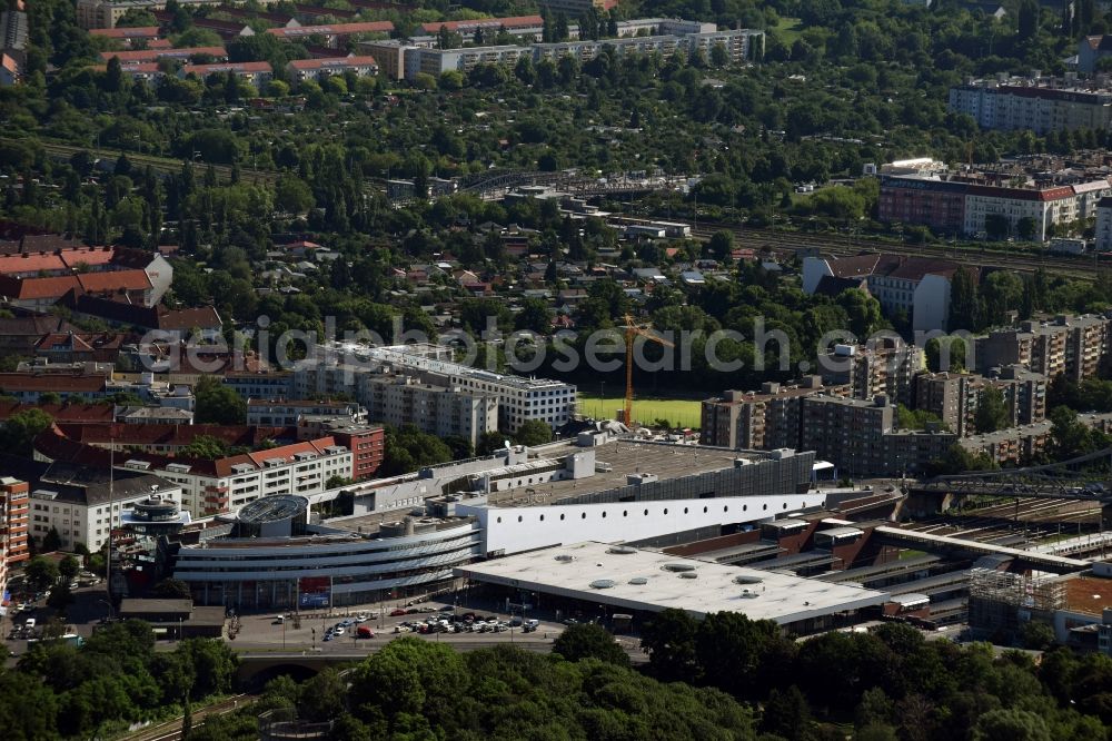 Aerial photograph Berlin - S-Bahn station Berlin-Gesundbrunnen with the Gesundbrunnen Center of ECE at the park Humboldthain in Berlin Wedding