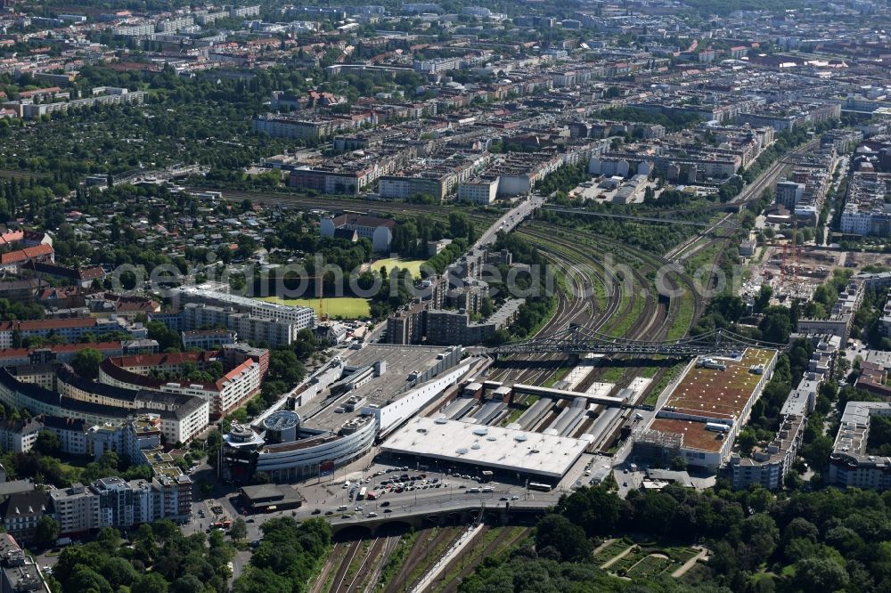 Berlin from the bird's eye view: S-Bahn station Berlin-Gesundbrunnen with the Gesundbrunnen Center of ECE at the park Humboldthain in Berlin Wedding