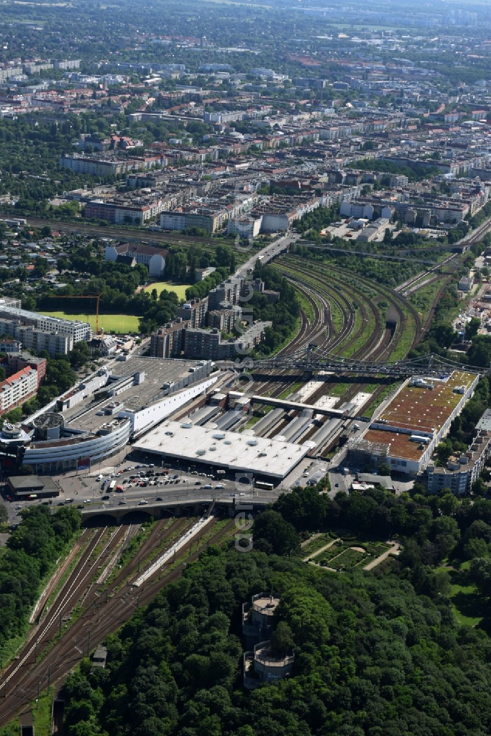 Aerial image Berlin - S-Bahn station Berlin-Gesundbrunnen with the Gesundbrunnen Center of ECE at the park Humboldthain in Berlin Wedding