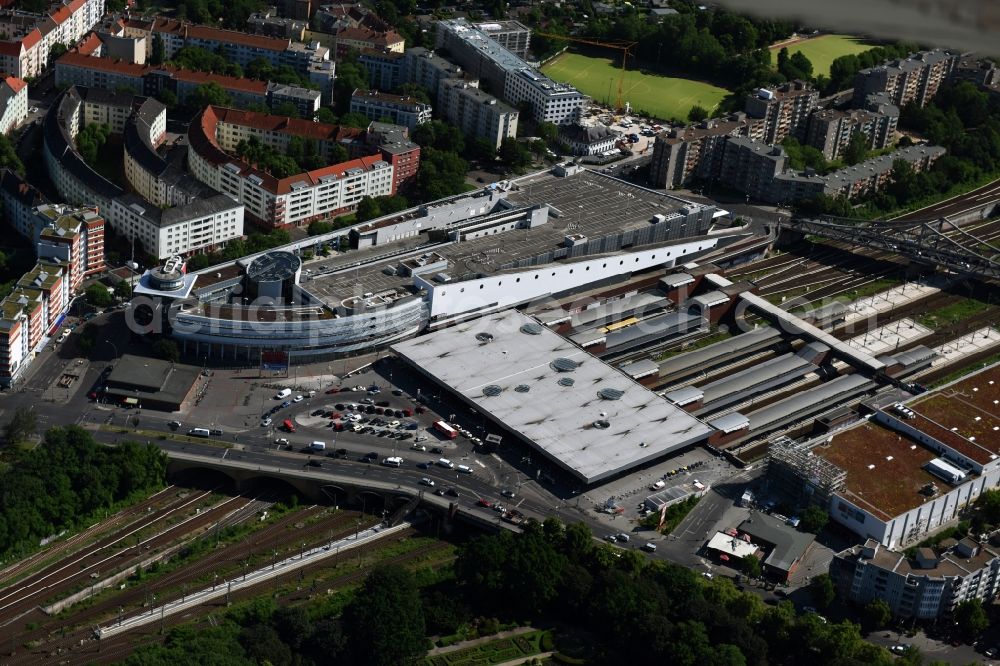 Aerial photograph Berlin - S-Bahn station Berlin-Gesundbrunnen with the Gesundbrunnen Center of ECE at the park Humboldthain in Berlin Wedding