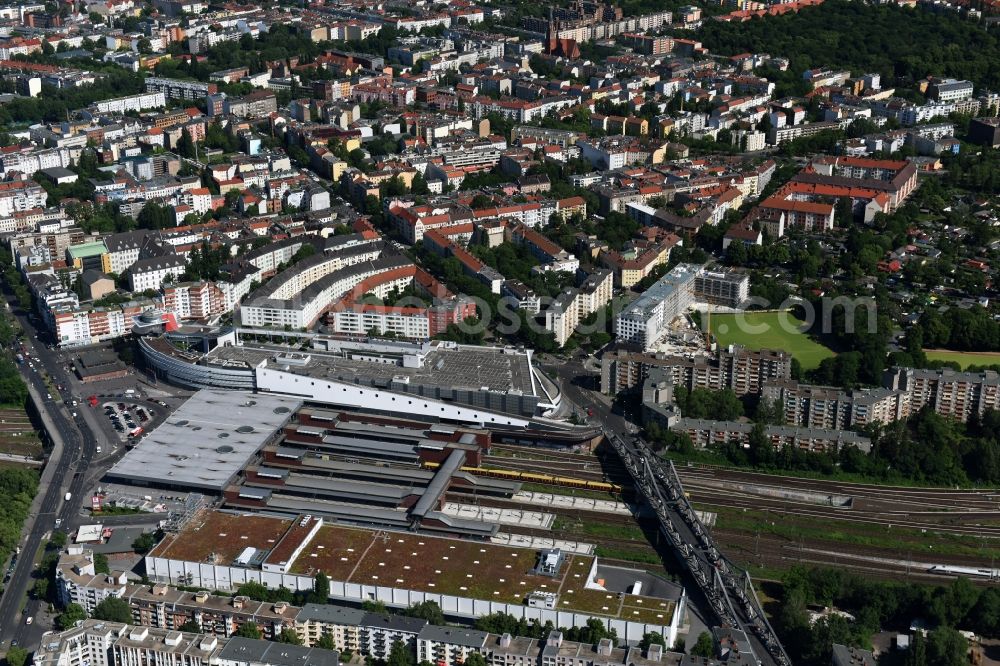 Aerial image Berlin - S-Bahn station Berlin-Gesundbrunnen with the Gesundbrunnen Center of ECE at the park Humboldthain in Berlin Wedding