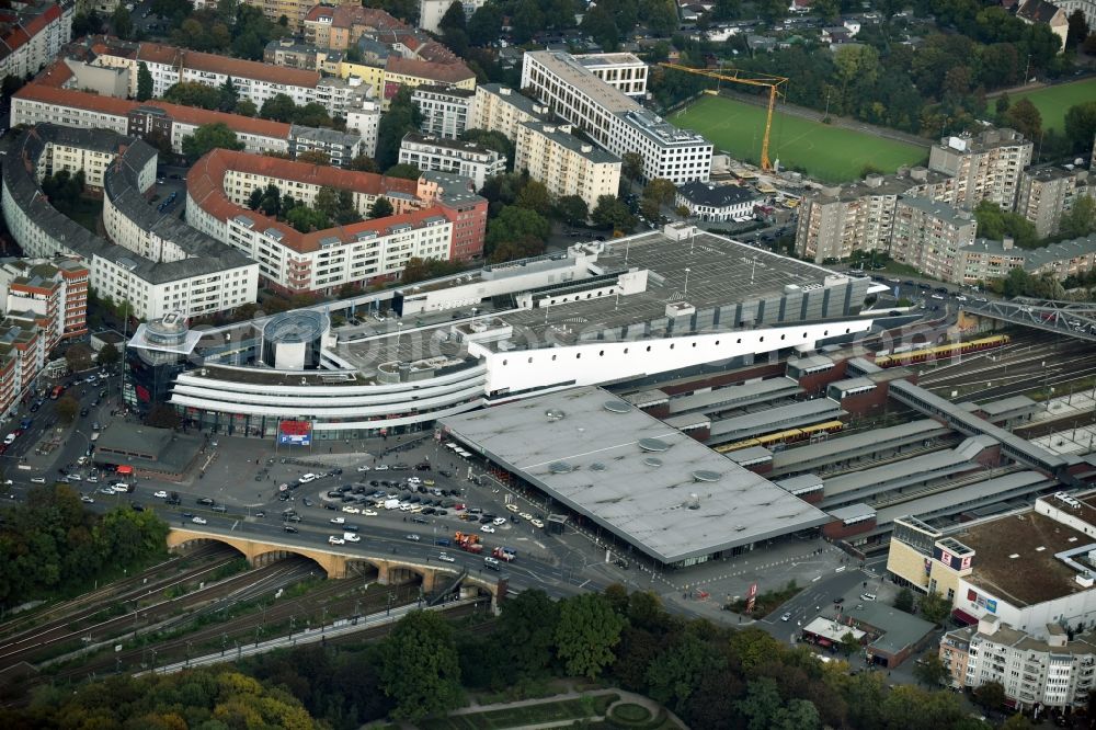 Aerial photograph Berlin - S-Bahn station Berlin-Gesundbrunnen with the Gesundbrunnen Center of ECE at the park Humboldthain in Berlin Wedding