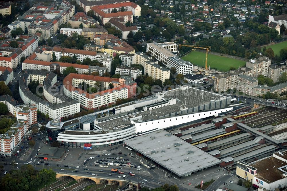 Berlin from the bird's eye view: S-Bahn station Berlin-Gesundbrunnen with the Gesundbrunnen Center of ECE at the park Humboldthain in Berlin Wedding