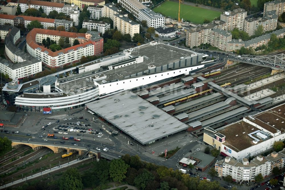 Aerial image Berlin - S-Bahn station Berlin-Gesundbrunnen with the Gesundbrunnen Center of ECE at the park Humboldthain in Berlin Wedding