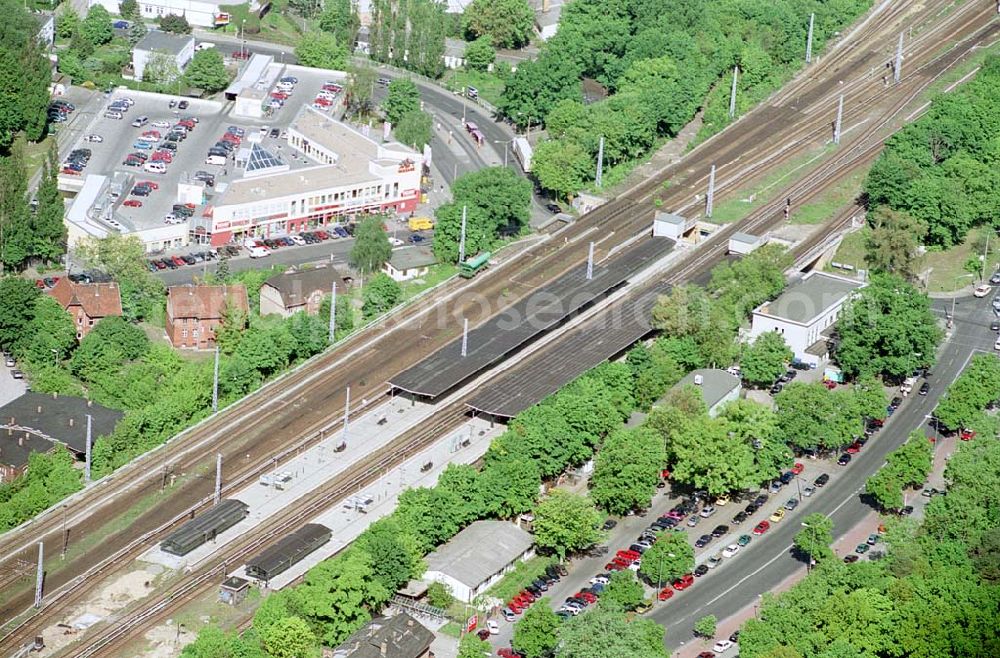 Berlin - Grünau from above - S-Bahnhof und Einkaufszentrum Berlin-Grünau. Ort: Berlin - Grünau Datum: 15.05.03