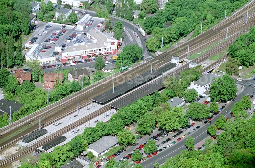 Berlin - Grünau from the bird's eye view: S-Bahnhof und Einkaufszentrum Berlin-Grünau. Ort: Berlin - Grünau Datum: 15.05.03