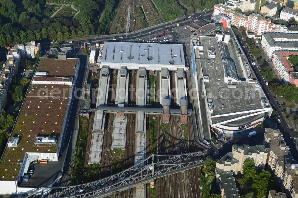 Berlin from the bird's eye view: View S-train station at Hunboldt hain with healthy well-ECE shopping center in Berlin Wedding