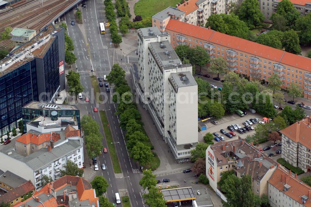 Berlin from the bird's eye view: Blick auf die Hauptstraße am S-Bahnhof Innsbrucker Platz in Schöneberg; Bürogebäude an der Hauptstraße