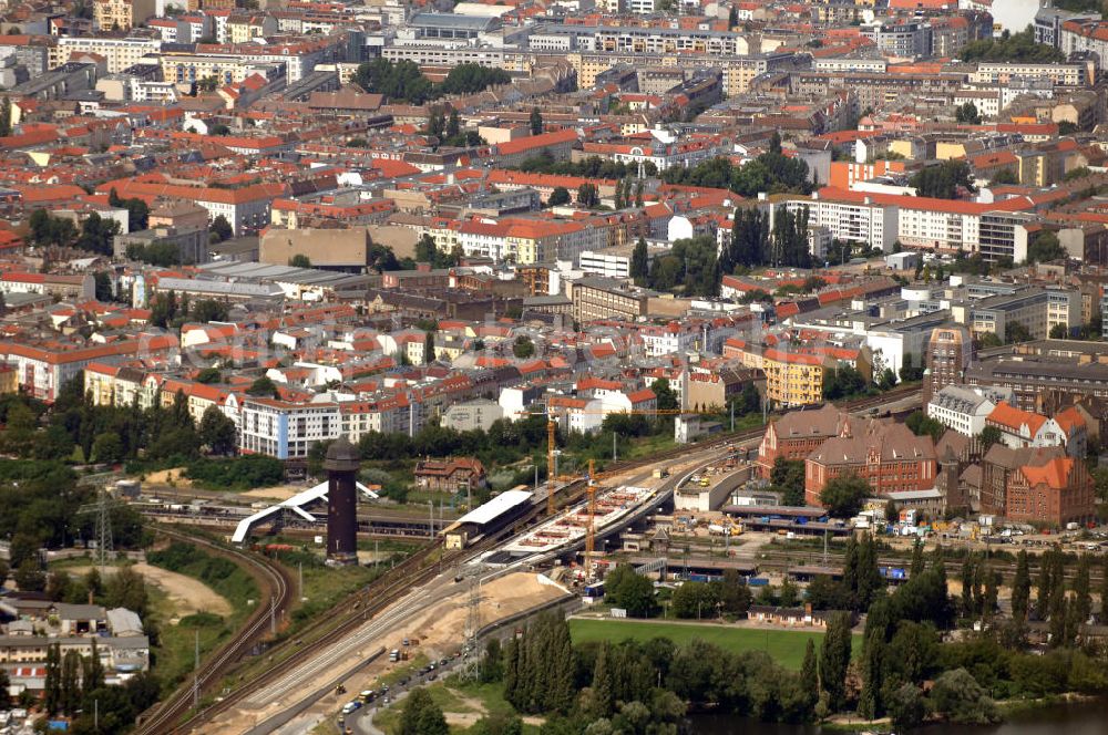 Berlin from above - Blick auf den Berliner Stadtbezirk Friedrichshain-Kreuzberg. Im Zentrum des Bildes befindet sich der S-Bahnhof Ostkreuz mit seinem verzweigten Schienennetz, der zu der Zeit unter Baumaßnahmen stand. Teile der Neubauten führte die EUROVIA Beton GmbH aus. Weiterhin beteiligt war das Unternehmen VEPRO Verkehrsbauprojekt GmbH. Desweiteren kann man den Wasserturm, als auch einen Teil der Spree sehen. Kontakt: