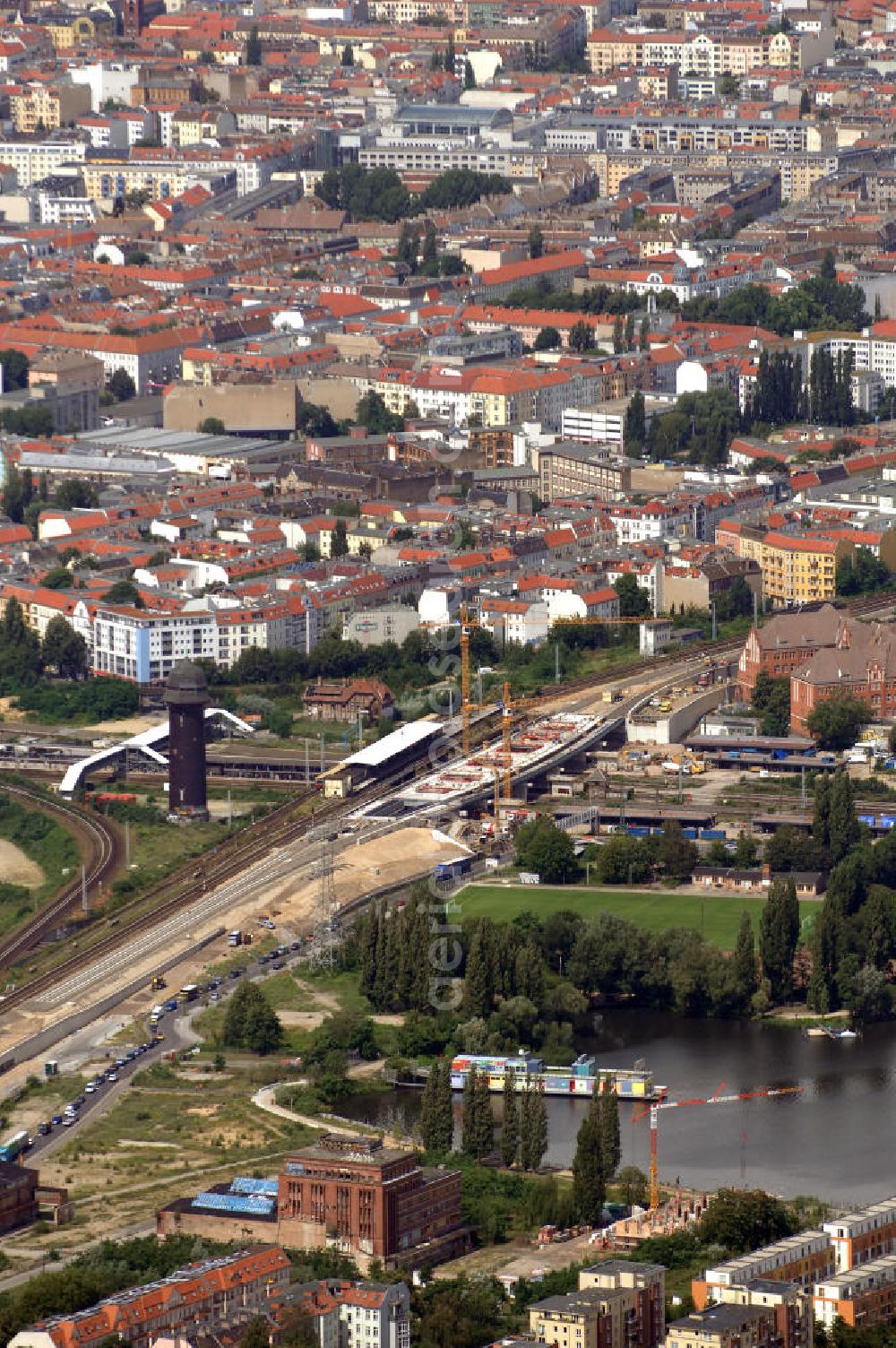 Berlin from the bird's eye view: Blick auf den Berliner Stadtbezirk Friedrichshain-Kreuzberg. Im Zentrum des Bildes befindet sich der S-Bahnhof Ostkreuz mit seinem verzweigten Schienennetz, der zu der Zeit unter Baumaßnahmen stand. Teile der Neubauten führte die EUROVIA Beton GmbH aus. Weiterhin beteiligt war das Unternehmen VEPRO Verkehrsbauprojekt GmbH. Desweiteren kann man den Wasserturm, als auch einen Teil der Spree sehen. Kontakt: