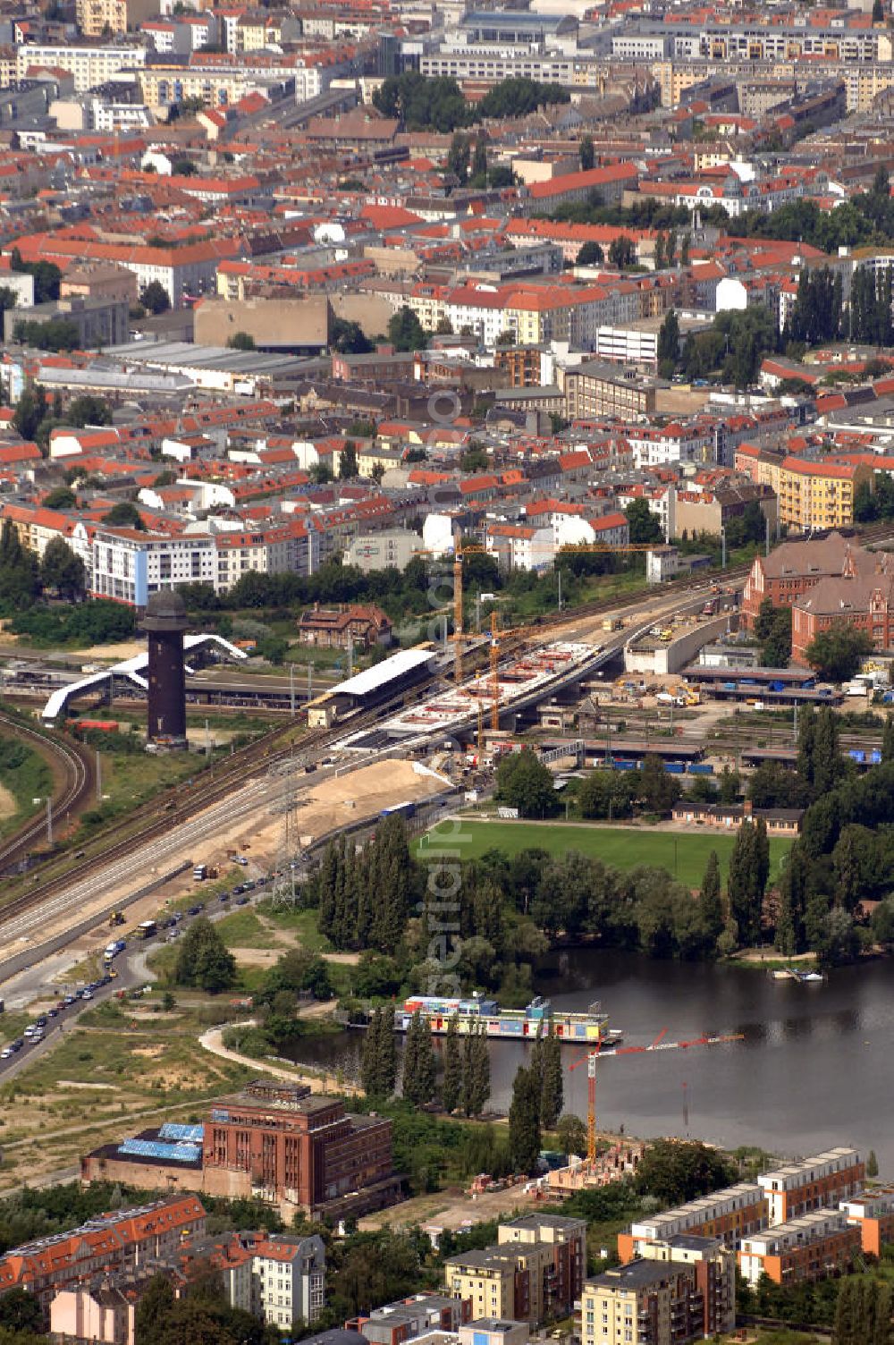 Aerial image Berlin - Blick auf den Berliner Stadtbezirk Friedrichshain-Kreuzberg. Im Zentrum des Bildes befindet sich der S-Bahnhof Ostkreuz mit seinem verzweigten Schienennetz, der zu der Zeit unter Baumaßnahmen stand. Teile der Neubauten führte die EUROVIA Beton GmbH aus. Weiterhin beteiligt war das Unternehmen VEPRO Verkehrsbauprojekt GmbH. Desweiteren kann man den Wasserturm, als auch einen Teil der Spree sehen. Kontakt: