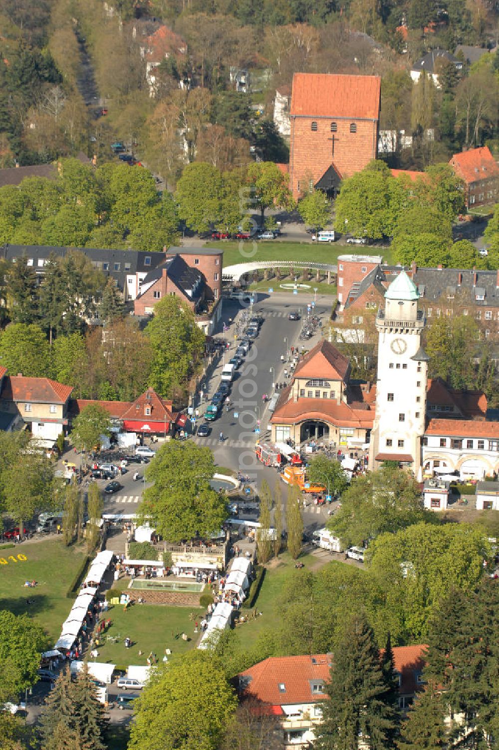 Aerial image Berlin - Blick auf das Bahnhofsgebäude S-Bahnhof Berlin-Frohnau, den Casinoturm und die evangelische Johanneskirche im Bezirk Reinickendorf. View onto the urban railway station Frohnau, the Casiono tower and the Evangelical Church Johanneskirche in the district Reinickendorf.