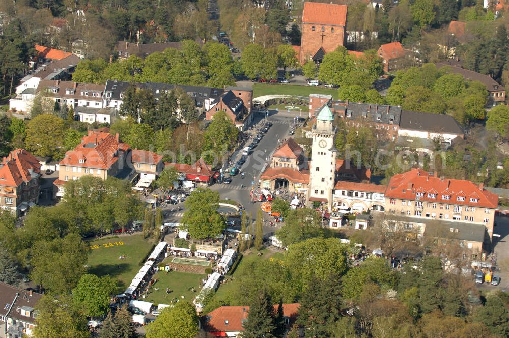 Aerial photograph Berlin - Blick auf das Bahnhofsgebäude S-Bahnhof Berlin-Frohnau, den Casinoturm und die evangelische Johanneskirche im Bezirk Reinickendorf. View onto the urban railway station Frohnau, the Casiono tower and the Evangelical Church Johanneskirche in the district Reinickendorf.